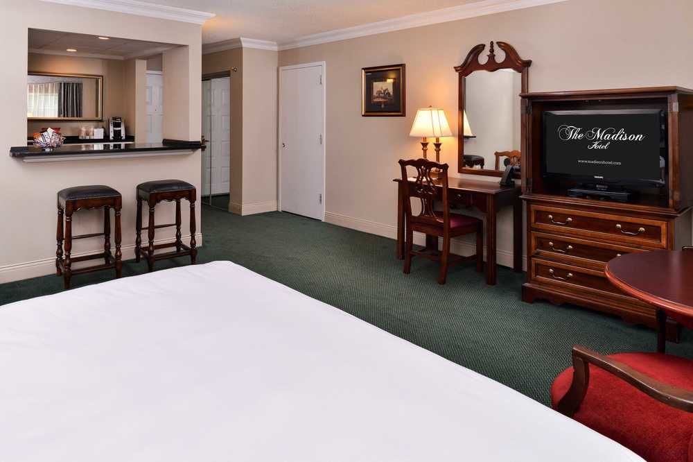 The Madison Hotel Мористаун Екстериор снимка